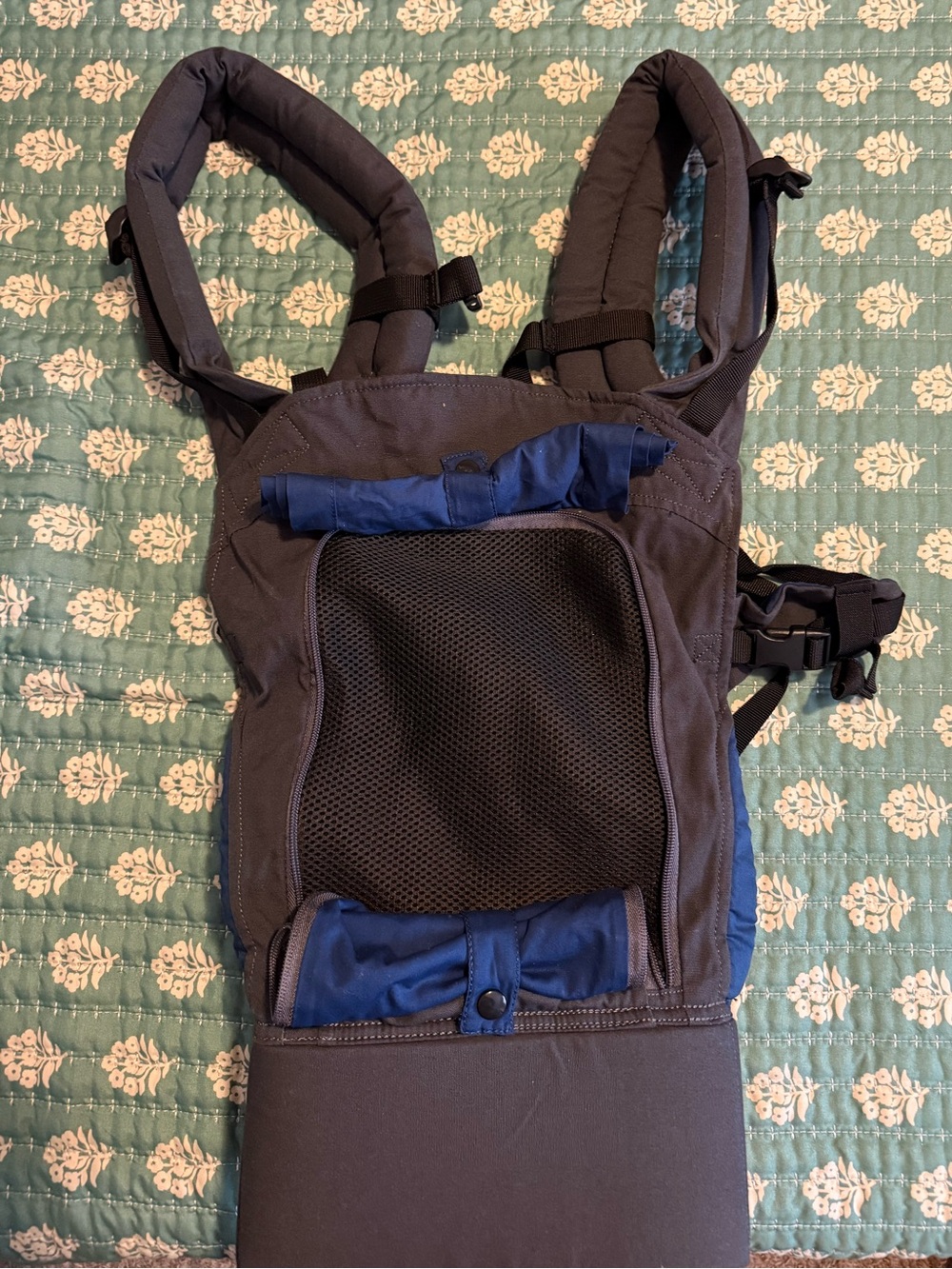 Lilliebaby One-Piece Carrier in Dark Gray and Navy